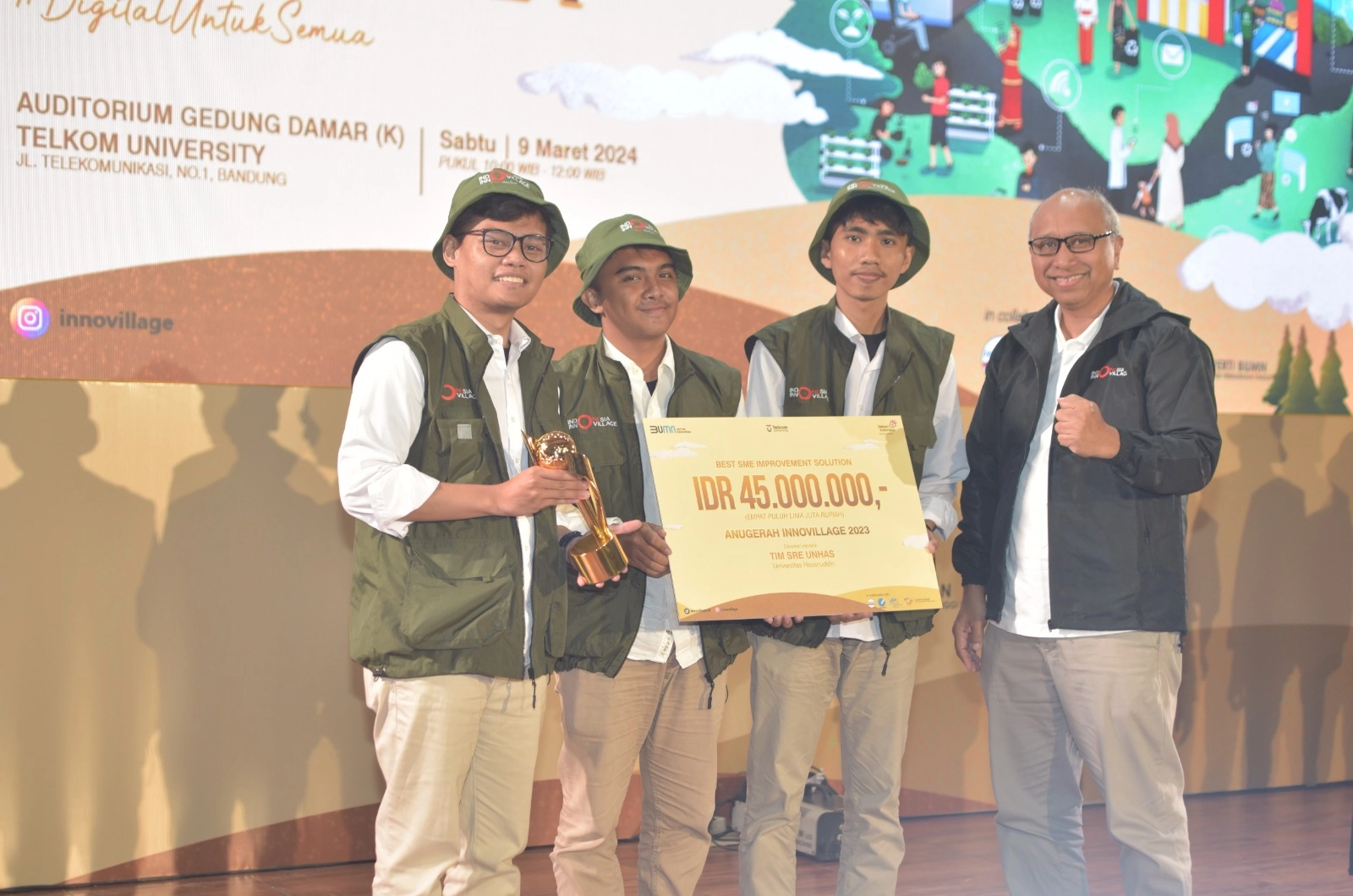 Direktur Utama Yayasan Pendidikan Telkom, Dodi Irawan (paling kanan) saat menyerahkan apresiasi kepada peserta Innovillage 2023.